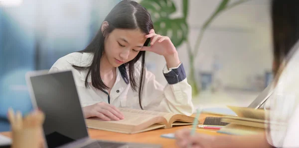 Liebenswert asiatische junge Teenager studieren mit Freund — Stockfoto