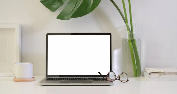 Espaço de trabalho do freelancer com laptop de tela em branco — Fotografia de Stock