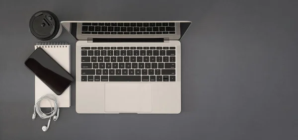 Mesa de visão superior com laptop mock up com espaço de cópia — Fotografia de Stock