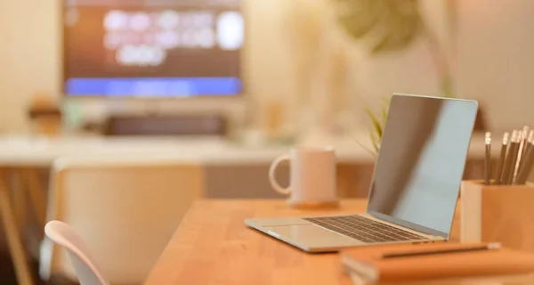 Minimale werkplek met laptop computer en kantoorbenodigdheden — Stockfoto