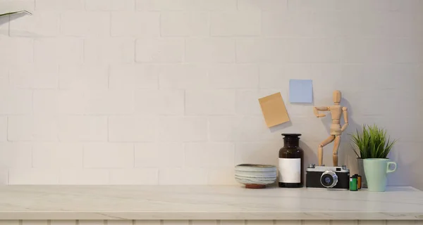 Mínimo lugar de trabajo elegante con fondo de pared de ladrillo blanco —  Fotos de Stock