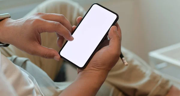 Mani dell'uomo tenendo smartphone schermo vuoto — Foto Stock