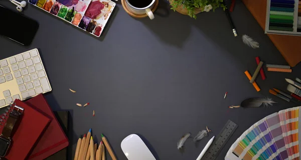 Elegante lugar de trabajo del artista con herramientas de pintura — Foto de Stock