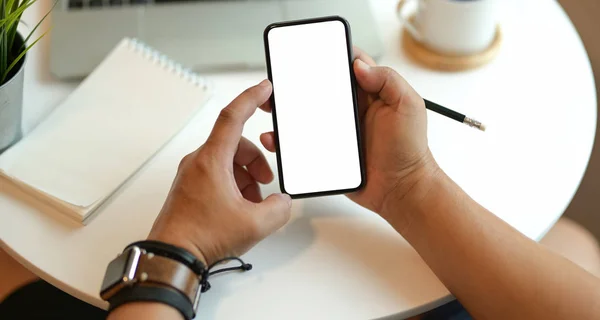 Jovem segurando smartphone tela em branco — Fotografia de Stock