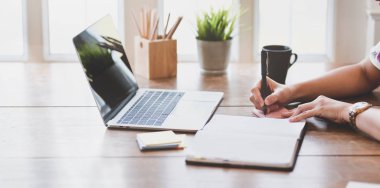 Dizüstü bilgisayarla çalışan iş kadını 