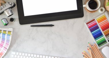 Ofis malzemeleri ile tasarımcı işyeri