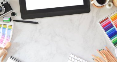 Tutkulu grafik tasarımcı işyeri üst görünümü