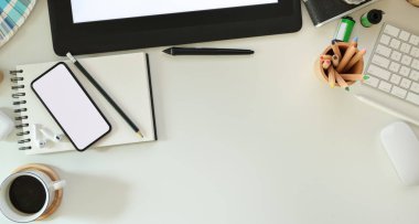 Profesyonel tasarımcının iş istasyonunun en iyi görünümü 