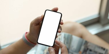 Boş ekran akıllı telefon tutan genç adam