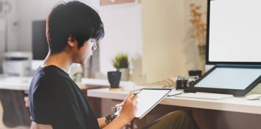 Genç fotoğrafçı fotoğrafını düzenliyor 