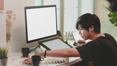 Dijital tablet kullanırken projesi üzerinde çalışan fotoğrafçı 