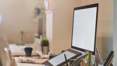 Boş ekranlı masaüstü bilgisayarlı fotoğrafçı işyeri