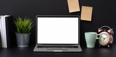 Ofis malzemeleri ile koyu şık işyeri