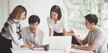 Fikir kavramları beyin fırtınası startup insanlar grubu 