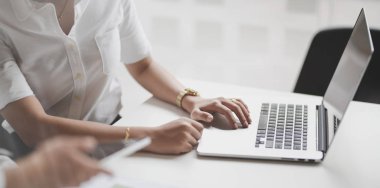 Ortağıyla projesi üzerinde çalışan iş kadını