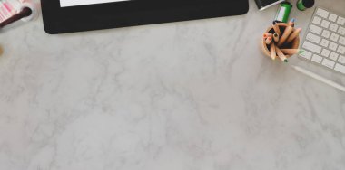 Tablet ile tasarımcı işyeri üst görünümü 