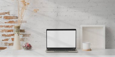 Açık boş ekran dizüstü bilgisayarile minimum işyeri 