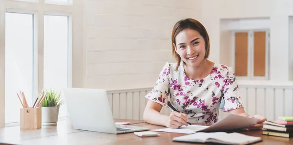 Piękny młody Asian businesswoman uśmiechnięty dla aparat fotograficzny — Zdjęcie stockowe