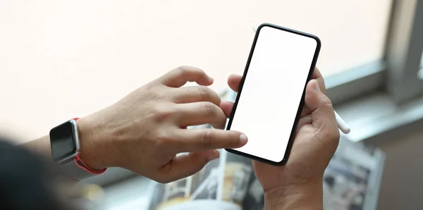 Vista cortada do homem usando seu smartphone tela em branco — Fotografia de Stock