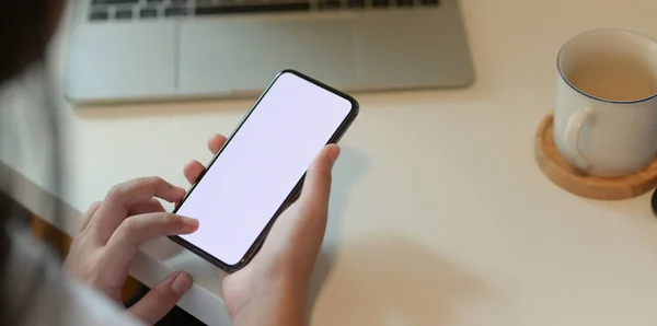 Vista cortada de adolescente segurando smartphone tela em branco — Fotografia de Stock