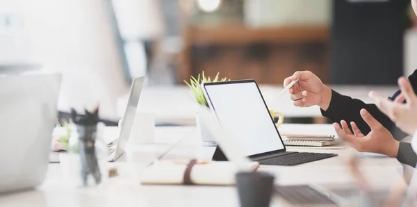 Equipo de negocios informando sobre el concepto de la idea antes de la próxima reunión — Foto de Stock