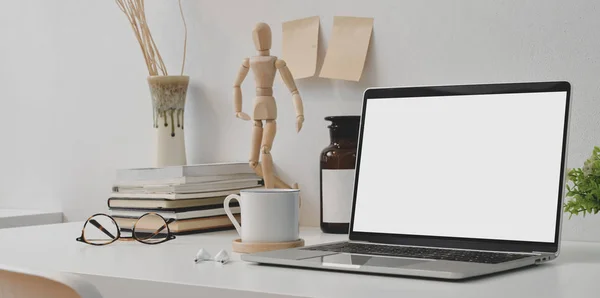 Öppen tom skärm laptop med kontor tillförsel — Stockfoto