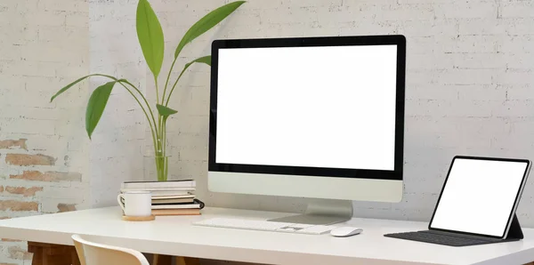 Comoda sala ufficio con computer portatile a schermo vuoto — Foto Stock