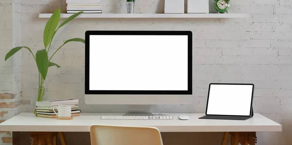 Cómoda oficina en casa con computadora de escritorio de pantalla en blanco y l —  Fotos de Stock