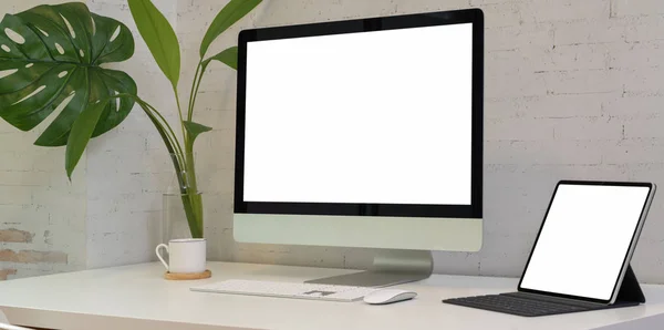 Lugar de trabajo moderno con ordenador portátil de pantalla en blanco —  Fotos de Stock