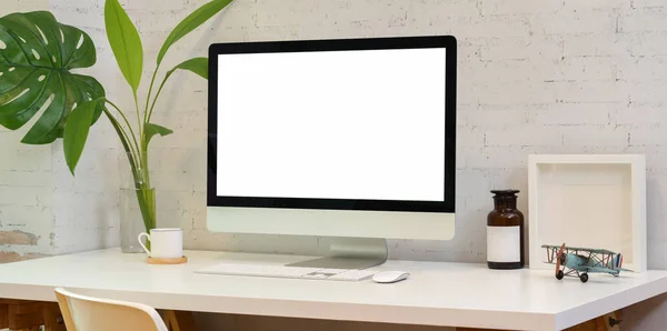Stylové pracoviště s prázdnou obrazovkou stolní počítač — Stock fotografie