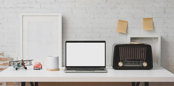 Tela em branco laptop e material de escritório — Fotografia de Stock