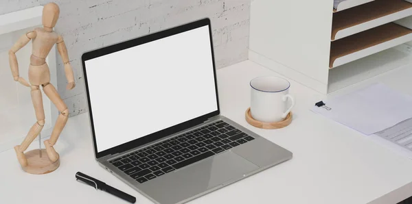 Lugar de trabajo creativo mínimo con el ordenador portátil de pantalla en blanco abierto —  Fotos de Stock
