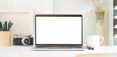 Açık boş ekran lı profesyonel fotoğrafçının işyeri