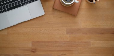 Dizüstü bilgisayar ve kopya ile yaratıcı işyeri nin havai çekim 