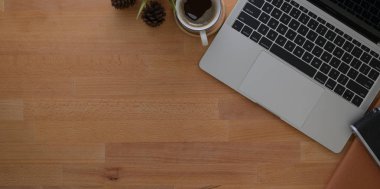 Dizüstü bilgisayar ile rahat işyeri havai çekim 