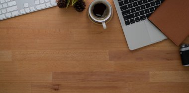 Ahşap masa backgr üzerinde dizüstü bilgisayar ve ofis malzemeleri ile işyeri