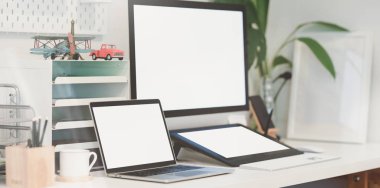 Modern işyerinde boş ekran masaüstü bilgisayar ve tablet 