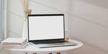 Kitap ve vazo ile en az ev-ofis boş ekran dizüstü bilgisayar 