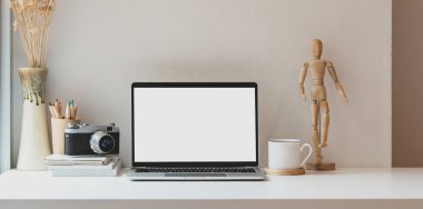 Boş ekran lapto ile rahat fotoğrafçı yaratıcı stüdyo