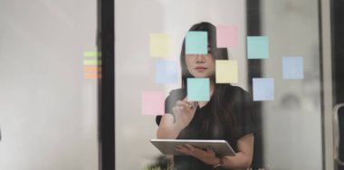 Freelancer yapışkan nottan fikir toplama 