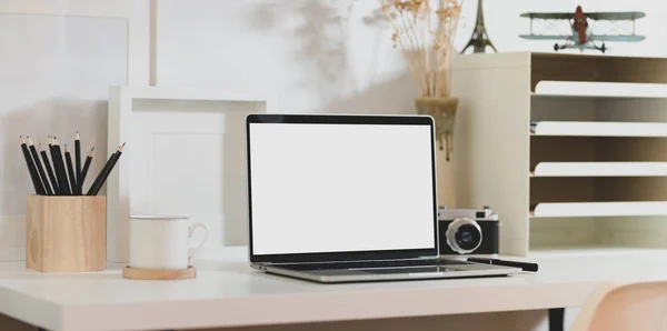 Fotografo creativo sul posto di lavoro con computer portatile a schermo bianco — Foto Stock