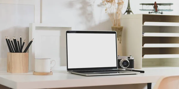 Local de trabalho de fotógrafo criativo com laptop de tela em branco — Fotografia de Stock