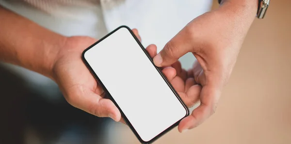 Jovem segurando smartphone tela em branco — Fotografia de Stock