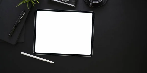 Tableta de pantalla en blanco y suministros de oficina en placa de trabajo con estilo oscuro —  Fotos de Stock