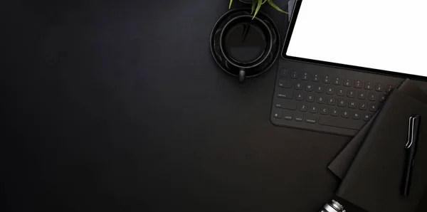 Κορυφαία προβολή του σύγχρονου χώρου εργασίας με κενή οθόνη tablet και φλιτζάνι — Φωτογραφία Αρχείου