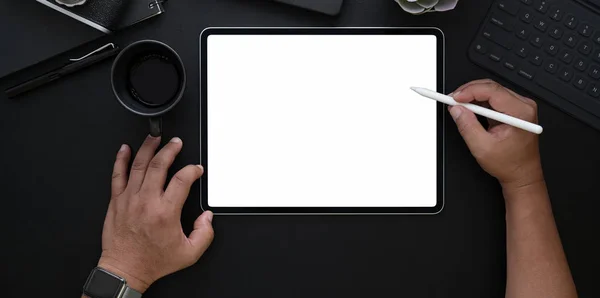 Homem desenhando em tablet tela em branco no escritório de luxo escuro — Fotografia de Stock