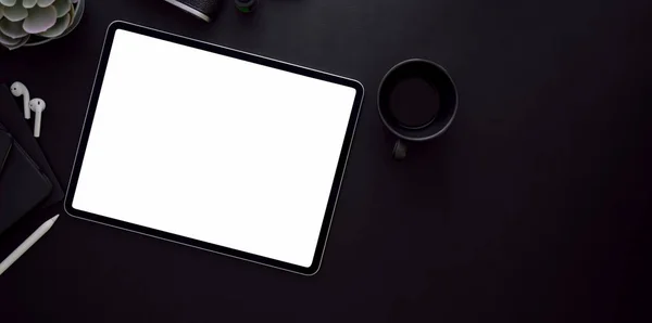 Tableta de pantalla en blanco y taza de café sobre fondo de escritorio de cuero negro —  Fotos de Stock
