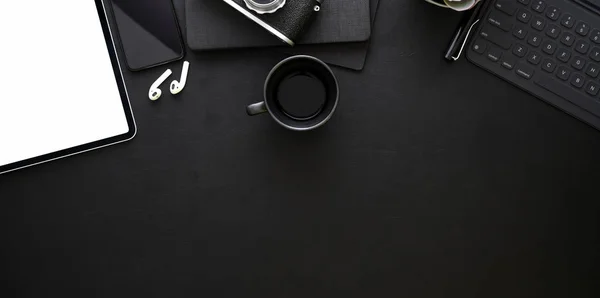 Vue de dessus du lieu de travail sombre et élégant avec fournitures de bureau — Photo