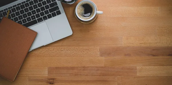 Lugar de trabajo contemporáneo con ordenador portátil y taza de café —  Fotos de Stock