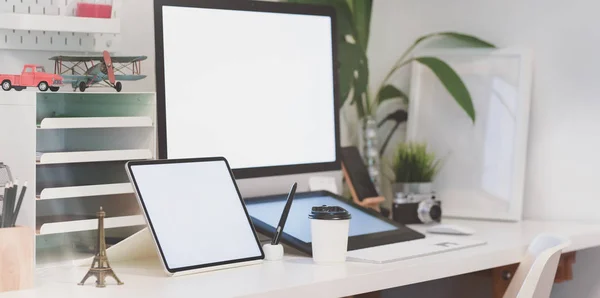 Rahat workplac boş ekran masaüstü bilgisayar ve tablet — Stok fotoğraf